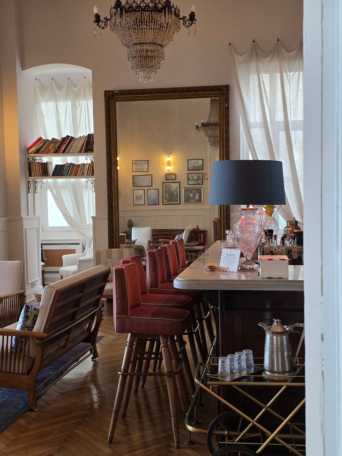 Le salon-bar d'un hôtel, grand miroir et bibliothèque