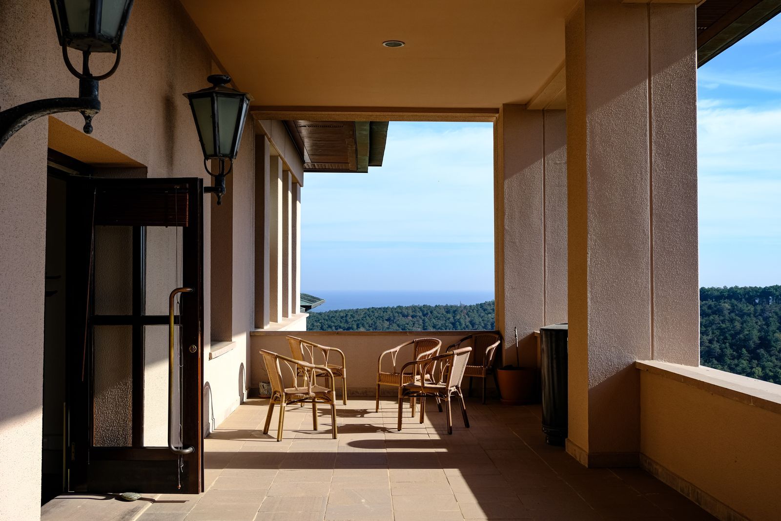 Une terrasse d'hôtel à arcades, vue sur la mer