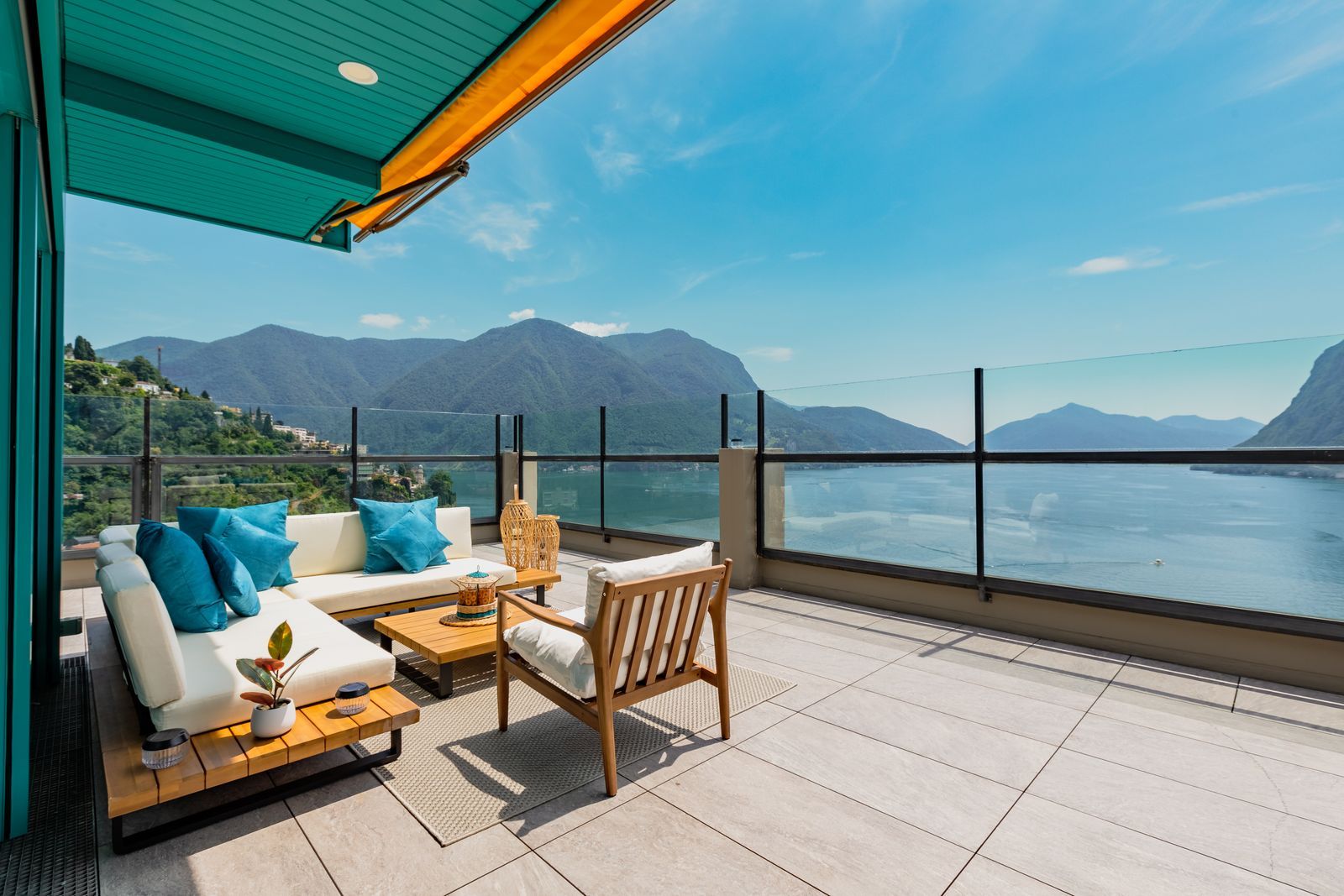 La terrasse ensoleillée d'un hôtel, face au lac et aux montagnes